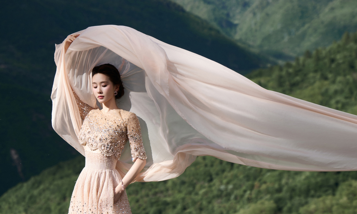 Lưu Thi Thi catwalk giữa thung lũng Cửu Trại Câu: Khoảnh khắc thanh lịch hút mắt fan - hình ảnh - sc88go.com