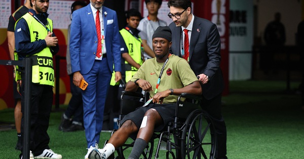 Tiền đạo Canada xuất hiện trên xe lăn sau chấn thương kinh hoàng, FIFA phạt nguội cực nặng sao Qatar - hình ảnh - sc88go.com