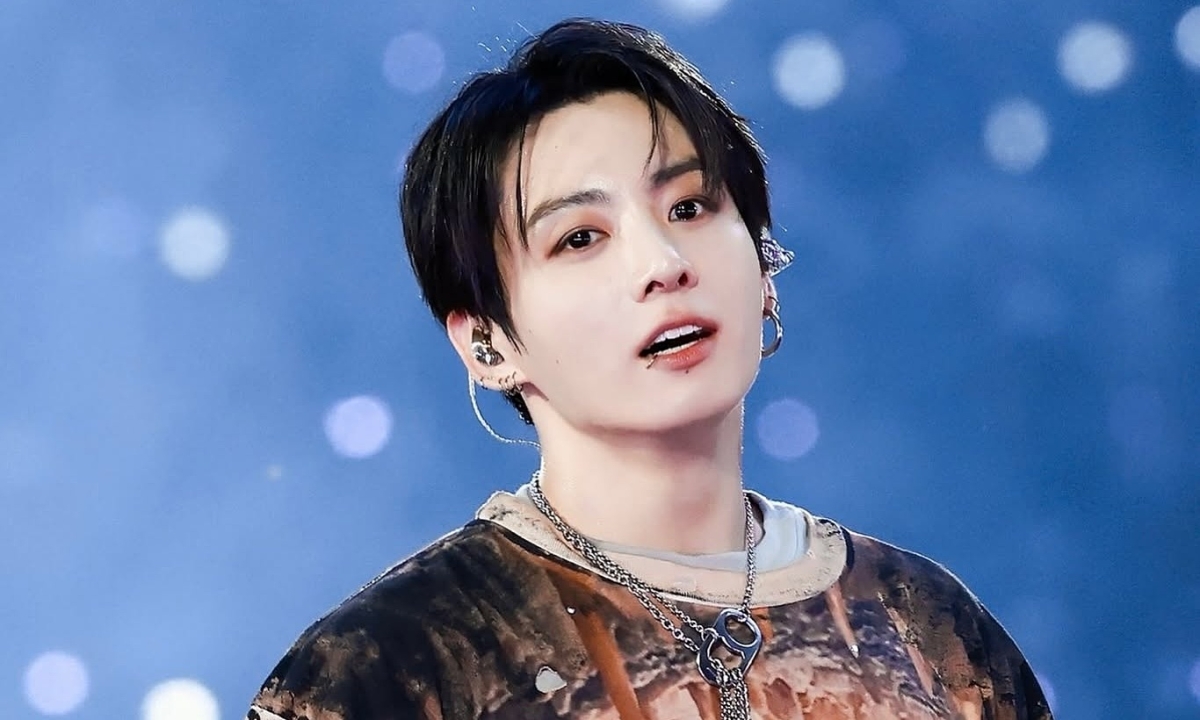 Jungkook diện mốt quần rách của nhà thiết kế Việt trên sân khấu - hình ảnh - sc88go.com Jungkook diện mốt quần rách của nhà thiết kế Việt trên sân khấu - hình ảnh - sc88go.com
