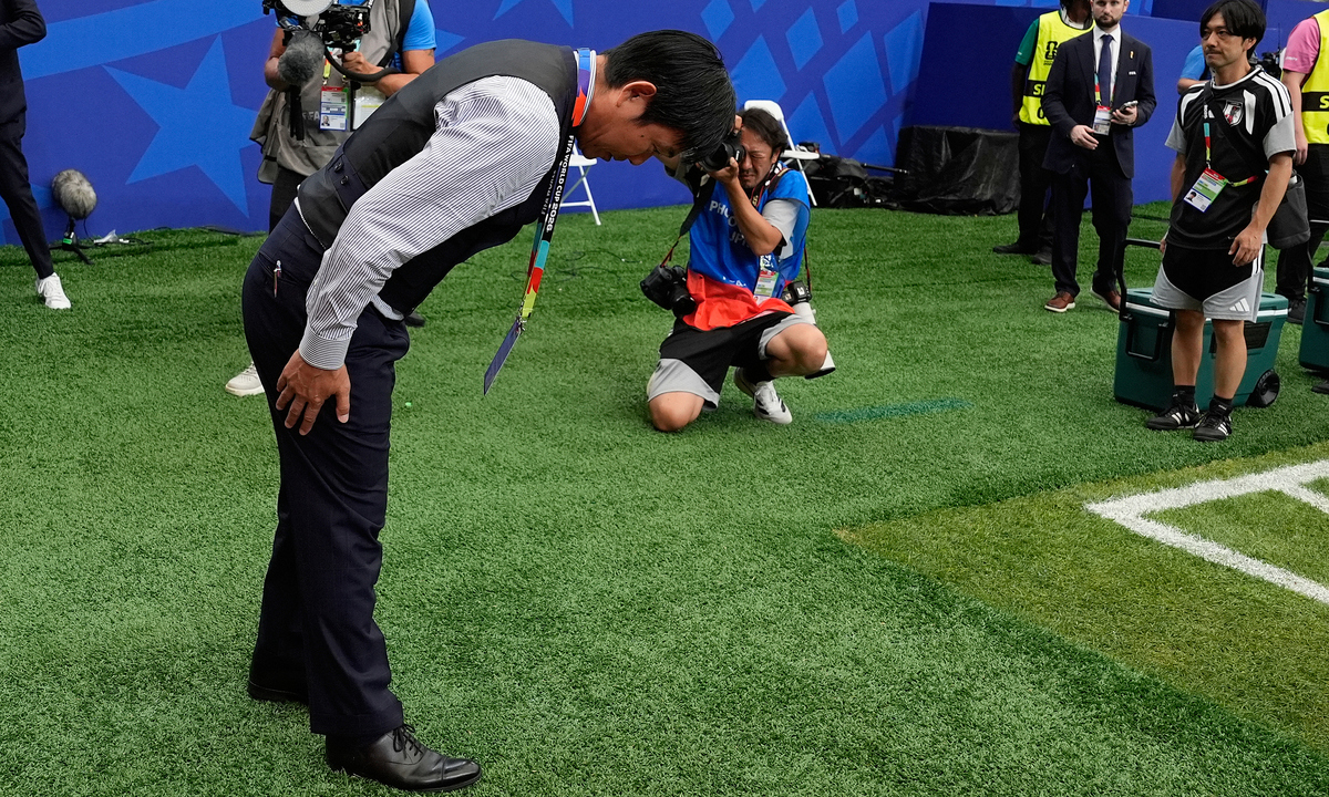 HLV Nhật Bản cúi đầu tri ân khán giả ở World Cup 2026: Hành động đẹp lay động triệu fan - hình ảnh - sc88go.com