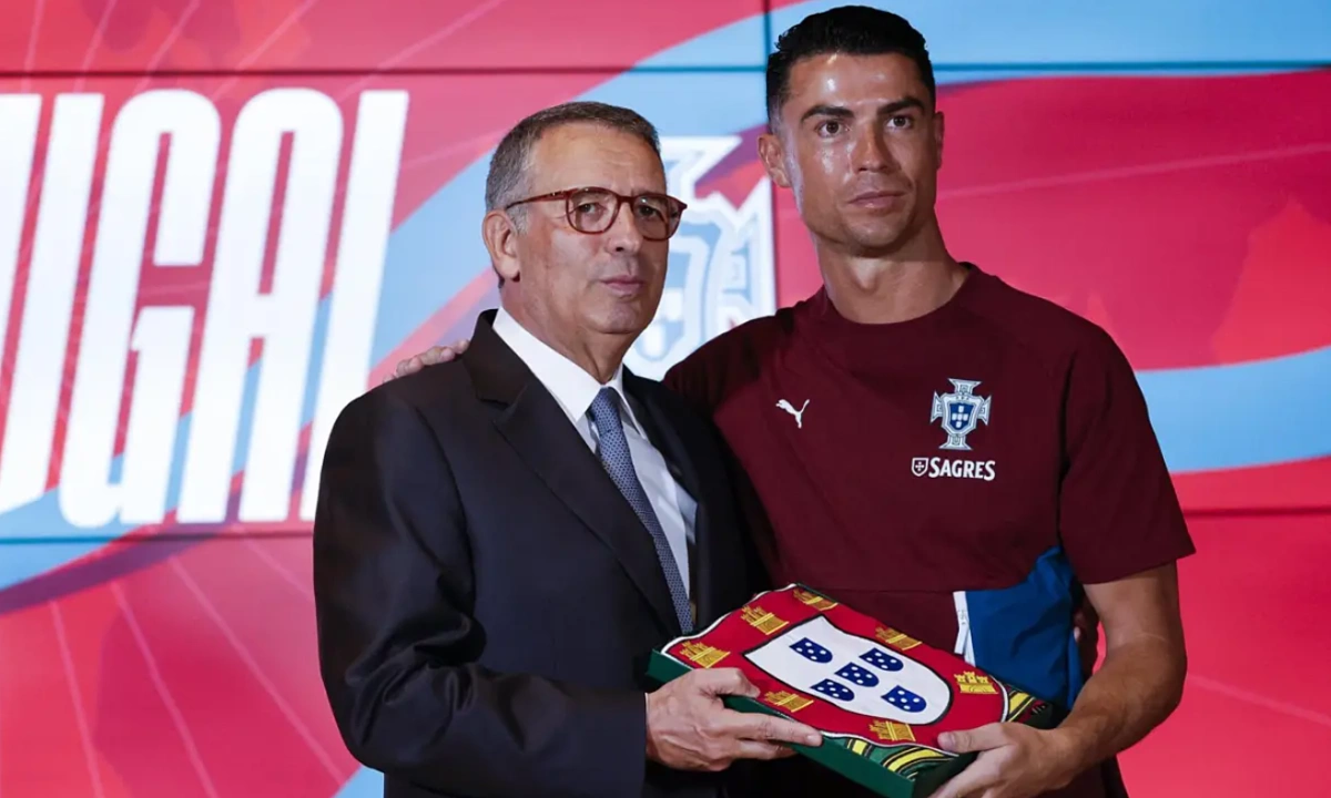 Tổng thống trao quốc kỳ cho Ronaldo, gửi gắm kỳ vọng vô địch World Cup - hình ảnh - sc88go.com