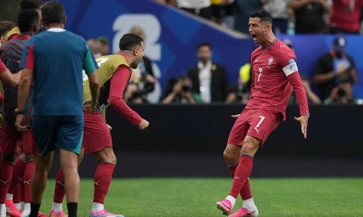 Ibrahimovic chê Ronaldo: ‘Cứ như vừa trở về từ hành tinh khác’ - hình ảnh - sc88go.com