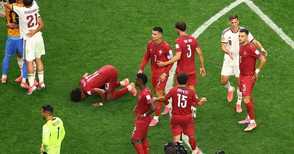 HLV Tây Ban Nha ôm Ronaldo trước đại chiến: Hành động khiến fan xúc động - hình ảnh - sc88go.com HLV Tây Ban Nha ôm Ronaldo trước đại chiến: Hành động khiến fan xúc động - hình ảnh - sc88go.com
