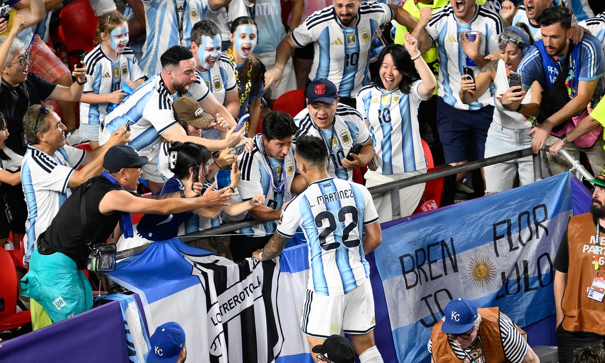 Báo Anh đặt dấu hỏi về việc tiền đạo Argentina thoát thẻ đỏ: góc nhìn mới cho người chơi Việt - hình ảnh - sc88go.com