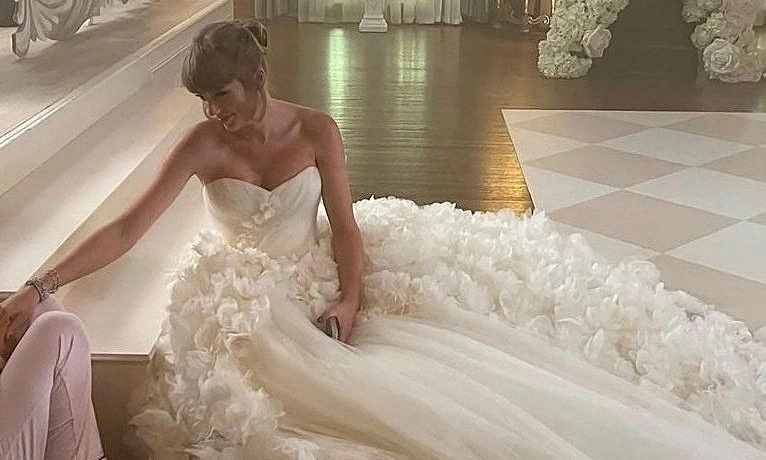 Taylor Swift diện đầm cưới Dior trong hôn lễ – Cập nhật tin tức giải trí hot - hình ảnh - sc88go.com Taylor Swift diện đầm cưới Dior trong hôn lễ – Cập nhật tin tức giải trí hot - hình ảnh - sc88go.com